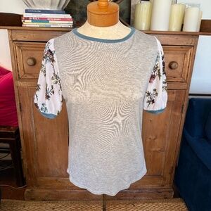 TINY ANTHROPOLOGIE Top Gray Knit Sequin Sheer Floral Short Sleeved T Shirt XS